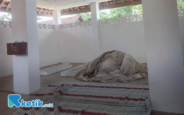 Foto Potret Makam Ki Ageng Petung di Serayu, Desa Kembang, Kecamatan Pacitan,. (Foto: Al Ahmadi/Ketik.co.id)