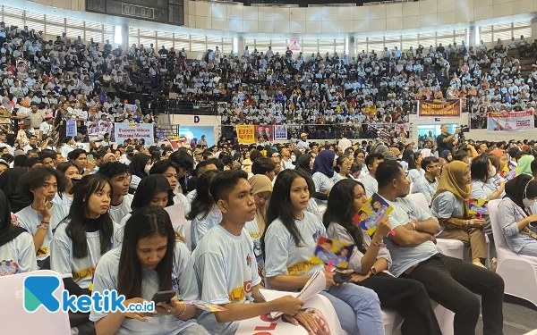 Foto Ribuan relawan Pilar 08 mendeklarasikan Prabowo Gibran di DBL Arena. (Foto: Shinta Miranda/Ketik.co.id)