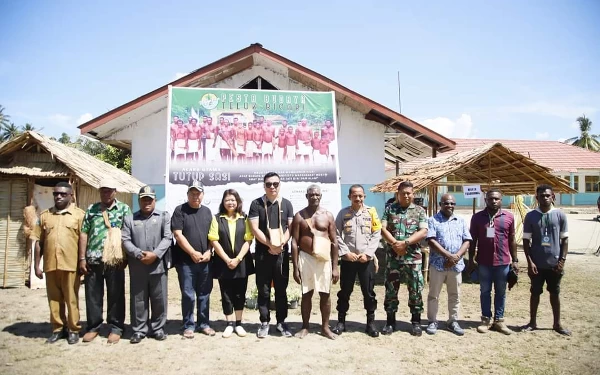 Foto Bupati Freddy Thie foto bersama anggota DPRD Kaimana dan Forkopimda di Pesta Budaya Teluk Bicari Distrik Kaimana (foto Humas Pemkab Kaimana)