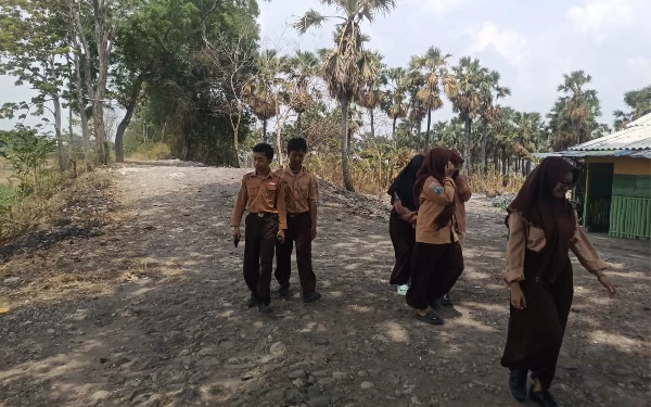 Foto Beberapa siswa SMP di kawasan Benowo mengumpulkan data untuk menyusun karya tulis di Lokasi Wahana Wisata Kurang Kuping, Benowo, Surabaya (Foto : Ara for Ketik.co.id)