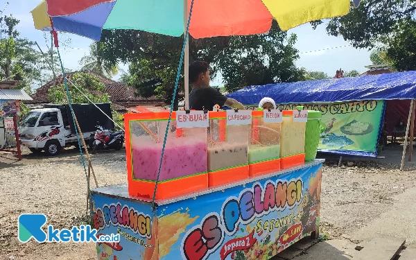 Foto Lapak milik Affar yang terletak di Barat Pom Bensin Punung Pacitan. (Foto: Al Ahmadi/Ketik.co.id)