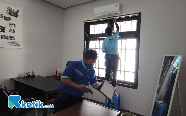 Foto Petugas CSR sedang membersihkan kantor Ketik.co.id di Perumahan Ketintang Permai, Surabaya (Foto: Yusuf/ Ketik.co.id)