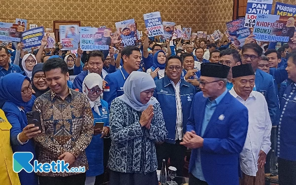 Foto Gubernur Jatim Khofifah Indar Parawansa bersama ketua DPP PAN Zulkifli Hasan, Senin (4/12/2023). (Foto: Khaesar/Ketik.co.id)