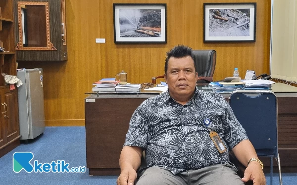 Foto Direktur tehnik PDAM kota Yogyakarta  Sarjono diruangannya. (Foto: Fajar Rianto / Ketik.co.id)