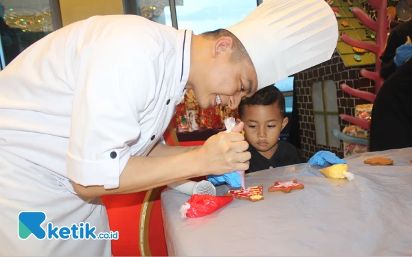 Foto Alvaro menghias ginger bread didampingi Chef Ferdiyanzah (Foto: Marno/ Ketik.co.id)