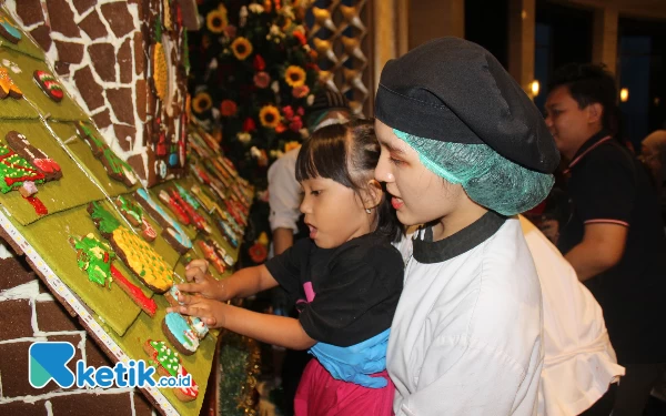 Foto Calista menempelkan ginger bread ke ginger house bersama Chef Chelsea (Foto: Marno/Ketik.co.id)