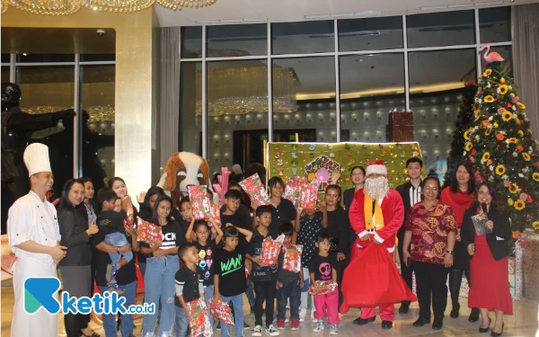 Foto Anak-anak panti asuhan berfoto bersama dengan Santa Clause, badut, dan tim Hotel Ciputra Surabaya (Foto: Marno/Ketik.co.id)