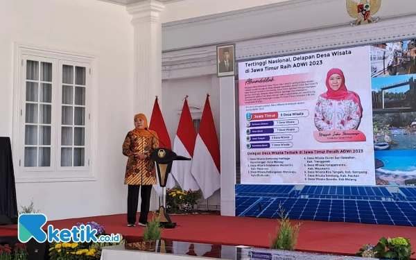 Foto Gubernur Jawa Timur Khofifah Indar Parawansa memberikan sambutan Peresmian Gedung Pusat Pelatihan Pertanian Pedesaan Swadaya (P4S) Taruna Bhumi di Padepokan Arum Sabil, Kecamatan Tanggul, Jember pada Rabu (6/12/2023) (Foto: Fenna/Ketik.co.id)