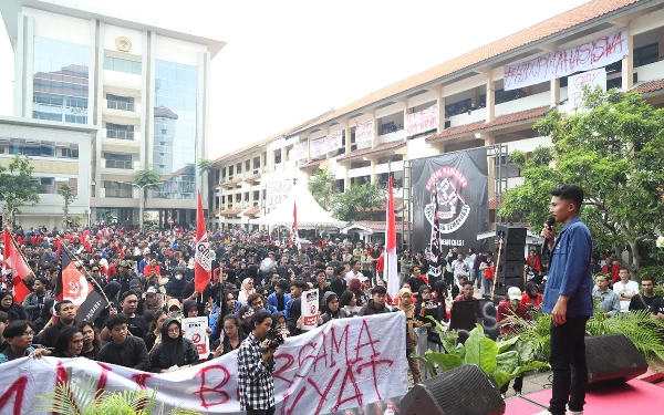 Thumbnail Berita - Ribuan Mahasiswa Tumpah Ruah di Surabaya, Teriakkan Demokrasi