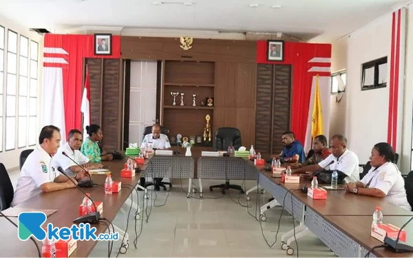 Foto Sekda Kaimana Donald R Wakum bersama anggota dewan MRP di ruang rapat kantor Bupati (foto humas Pemkab Kaimana)