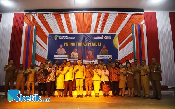 Foto Bupati Freddy Thie foto bersama dengan empat pejabat purna kerja dan Asn di Gedung Pertemuan krooy Kaimana (Foto Humas Pemkab Kaimana)