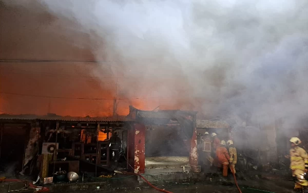 Foto Petugas pemadam kebakaran berusaha memadamkan api yang melaham lima ruko, Kamis (7/12/2023). (Foto: Pemadam Kebakaran Surabaya)