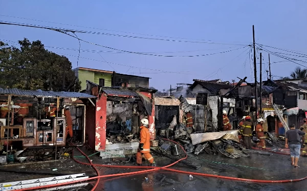 Foto Usai melakukan pemadaman api yang membakar lima ruko, Kamis (7/12/2023). (Foto: Pemadam Kebakaran Surabaya)