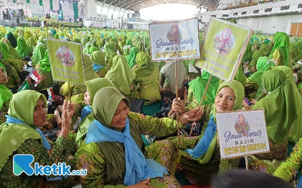 Foto Para peserta muslimat membawa poster mendukung Khofifah Indar Parawansa maju menjadi Gubernur Jatim untuk kedua kalinya, Kamis (7/12/2023). (Foto: Khaesar/Ketik.co.id)