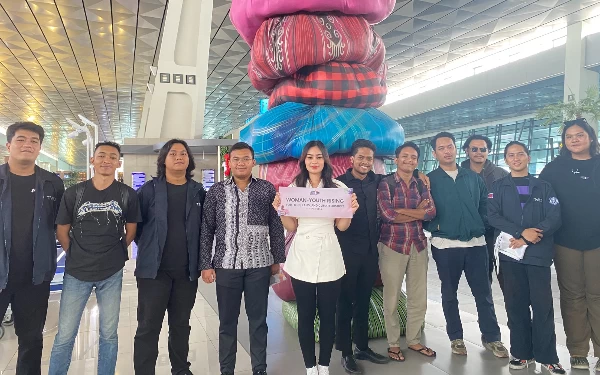 Foto Sindy Novela, Puteri Indonesia Jambi 2023 bersama tim sebelum take off ke Dubai (Foto: dok. pribadi)