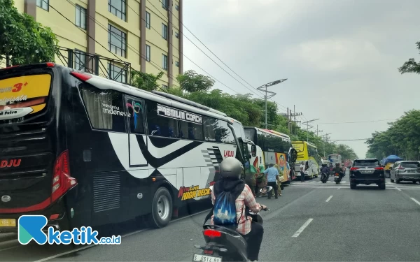 Foto Arah kenutara di Jalan Ahmad Yani juga terparkir bus peserta muslimat dari seluruh Indonesia, Kamis (7/12/2023). (Foto: Naufal/Ketik.co.id)