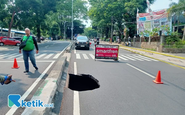 Thumbnail Hati-hati! Jalan Bandung Kota Malang Ambrol, Muncul Lubang Cukup Dalam