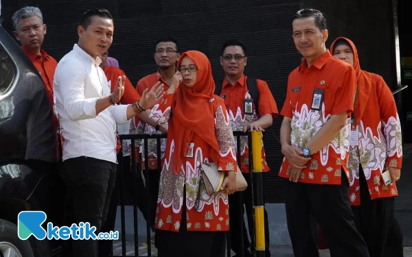 Foto Direktur RSUD Jombang Dr. dr. Ma'murostus Sa'diyah M.Kes (tengah) beserta jajaran meninjau parkiran RSUD Jombang (7/12/2023). (Foto: RSUD Jombang)