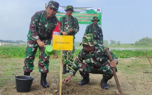 Foto Danrem 082/CPYJ Kolonel Inf Heri Rustandi didamping Kodim 0813 Bojonegoro Letkol Inf Arief Rachman Hakim dan Kodim 0811 Tuban Letkol Inf Suhada Erwin dalam Tanam bibit pohon penghijauan (08/12/2023)(Foto Ahmad Istihar/Ketik.co.id)