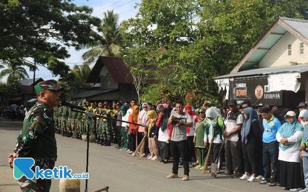 Foto Dandim 1509/Labuha Letkol Kav Romy Sitompul saat memimpin apel Karya Bhakti Serentak