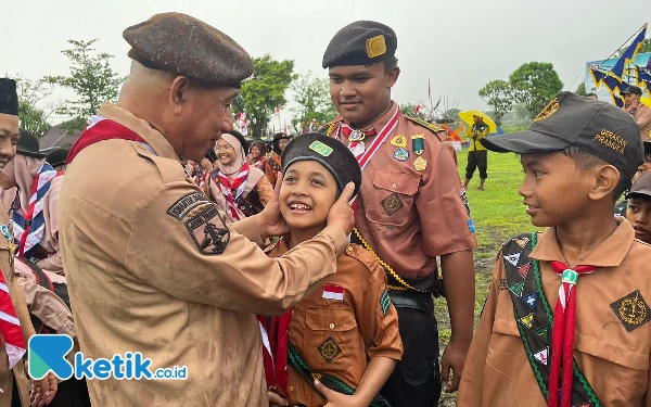 Foto Ketua Kwarda Jatim HM Arum Sabil menyapa peserta upacara Pramuka di Kota Mojokerto. (Foto: Naufal/Ketik.co.id)