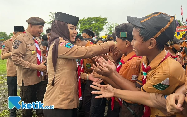 Foto Wali Kota Mojokerto Ika Puspitasari bersama Ketua Kwarda Jatim HM Arum Sabil menyalami peserta Pramuka. (Foto: Naufal/Ketik.co.id)