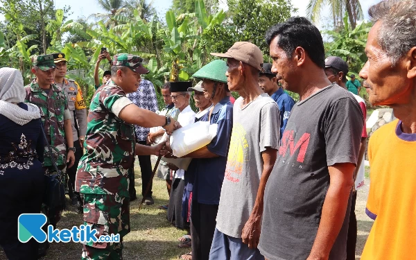 Foto Dandim Sleman bagikan bantuan paket sembako pada perwakilan warga setempat. (Foto: Pendim Sleman for Ketik.co.id)