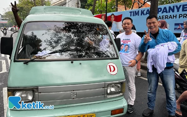 Foto Supir angkot dan penumpangnya juga menerima nasi kotak dan kaus gratis. (Foto: Naufal/Ketik.co.id)