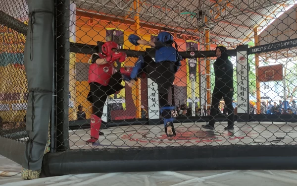 Foto Bupati Tuban Aditya Halindra Faridzky selesai menyerahkan tropi IBCA MMA di Octagon area GOR Rangga Jaya Anoraga (10/12/2023)(Foto Ahmad Istihar/Ketik.co.id)