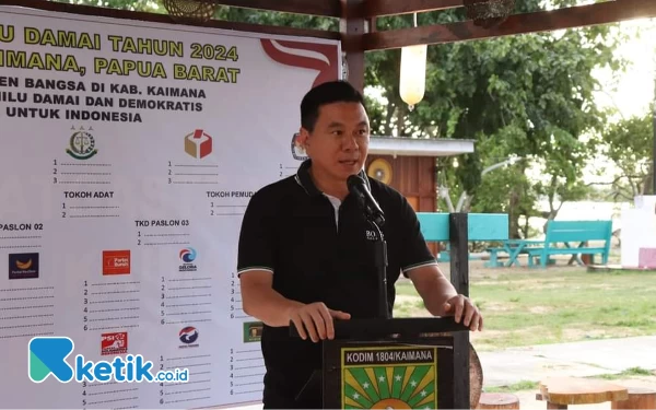 Foto Bupati Freddy Thie saat memberikan sambutan kegiatan Deklarasi Pemilu Damai 2024 di Pujasera Kaimana (foto Humas Pemkab Kaimana)