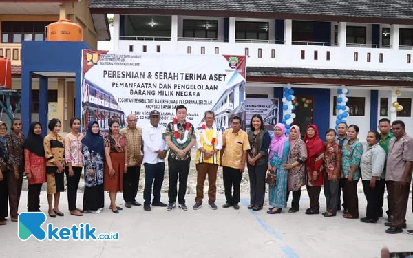 Foto Bupati Freddy Thie foto bersama dengan dewan guru SMPN 1 Kaimana (foto Humas Pemkab Kaimana)