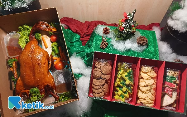 Foto Sajian packing duck dan paket cookies Natal sudah bisa dipesan di Midtown Residance Surabaya, Minggu (10/12/2023). (Foto: Khaesar/Ketik.co.id)