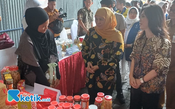 Foto Gubernur Jatim Khofifah Indar Parawansa bersama dengan Deputy CEO Kamadjaja Logistics Ivy Kamadjaja melihat hasil UMKM yang hadir, Senin (11/12/2023). (Foto: Khaesar/Ketik.co.id)