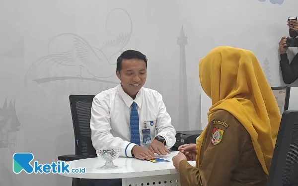 Foto Pembukaan tabungan syariah di BTN Kantor Cabang Syariah Jember, Senin (11/12/2023) (Foto: Fenna/Ketik.co.id)