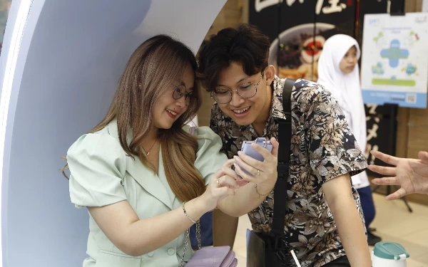 Foto Pengunjung terlihat sedang mencoba Tecno Phantom V Flip 5G. (Foto: Dok.Tecno)