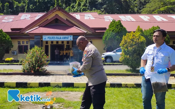 Foto Usai lakukan Press release, Barang Bukti (BB) kemudian dimusnahkan di halaman Mapolres Raja Ampat. (Foto: Abhie/Ketik.co.id)