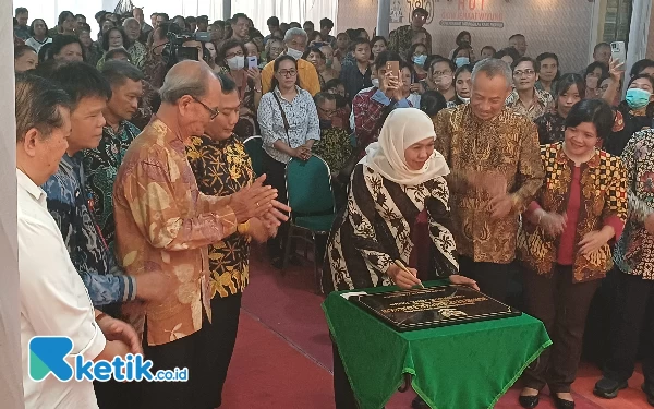 Resmikan Monumen Tiga Pilar Baptisan Pertama GKJW Wiyung, Gubernur Khofifah: Ini Bentuk Simbol Kerukunan Beragama