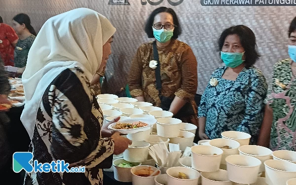 Foto Khofifah Indar Parawansa mengobrol bersama dengan jemaah gereja GKJW Wiyung, Selasa (12/12/2023). (Foto: Khaesar/Ketik.co.id)