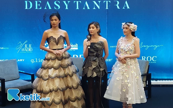 Thumbnail Berita - Peringati 5 Tahun Berkarya, Deasy Tantra Gelar Fashion Show Tunggal Perjalanan Kariernya