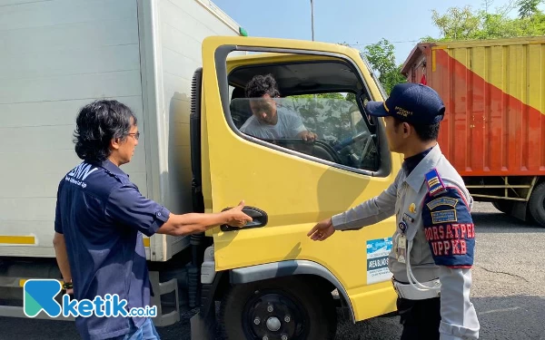 Foto Sopir Angkutan Umum saat menjalani tes urine di Kabupaten Tuban (12/12/2023)(Foto Ahmad Istihar/Ketik.co.id)