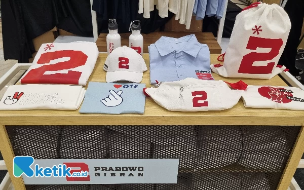 Foto Official Merchandise Prabowo-Gibran yang dijual di FX Sudirman. (Foto: Naufal/Ketik.co.id)