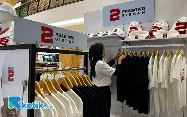 Foto Sejumlah produk Official Merchandise Prabowo-Gibran yang dipajang di FX Sudirman. (Foto: Naufal/Ketik.co.id)