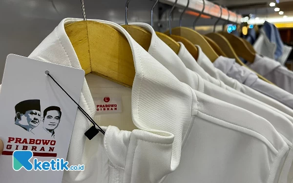 Foto Jaket Prabowo-Gibran di Official Merchandise FX Sudirman. (Foto: Naufal/Ketik.co.id)