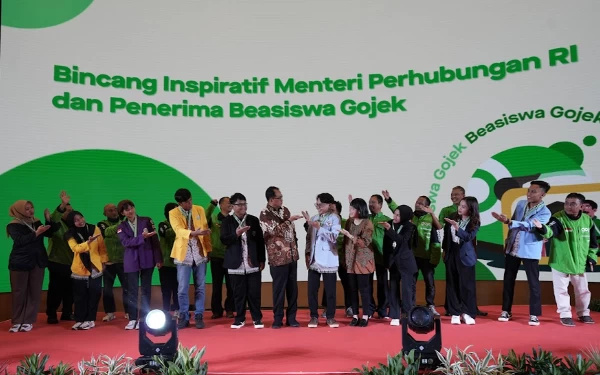 Foto Momen Menhub Budi Karya Sumadi berfoto dengan para penerima beasiswa Gojek.(Foto: Dok. GOTO)