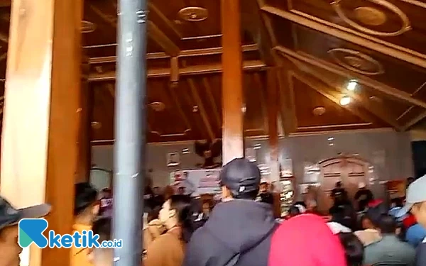 Oknum Perangkat Diduga Lecehkan Anak di Bawah Umur, Warga di Tulungagung Demo Balai Desa