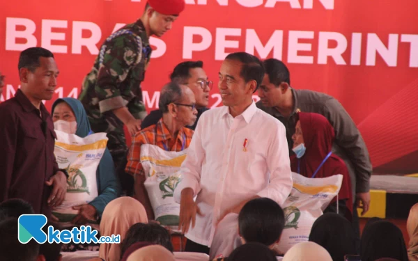 Thumbnail Berita - Warga Kota Malang Antusias Dapat Sembako dari Presiden Jokowi