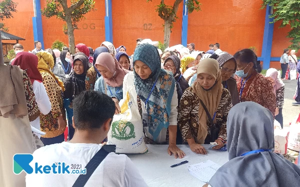 Foto Warga Malang yang sedang antri mengambil sembako di GBB Gadang. (Foto: Lutfia/Ketik.co.id)