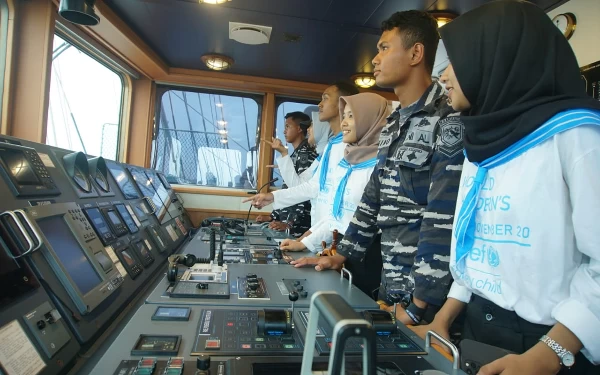 Foto Forum Anak Jatim dan Jateng mengunjungi Pangkoarmada II. (Foto: Dok. Unicef)