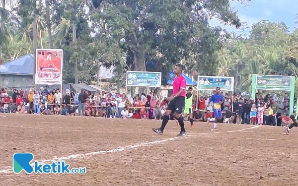 Foto Suasana pertandingan Bupati Cup II Halsel 2023 zona Obi di Desa Sambiki