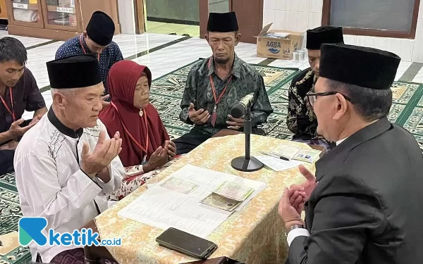 Cinta Tak Terbelenggu Jeruji Besi, Kakek-Nenek Menikah di Rutan Pacitan